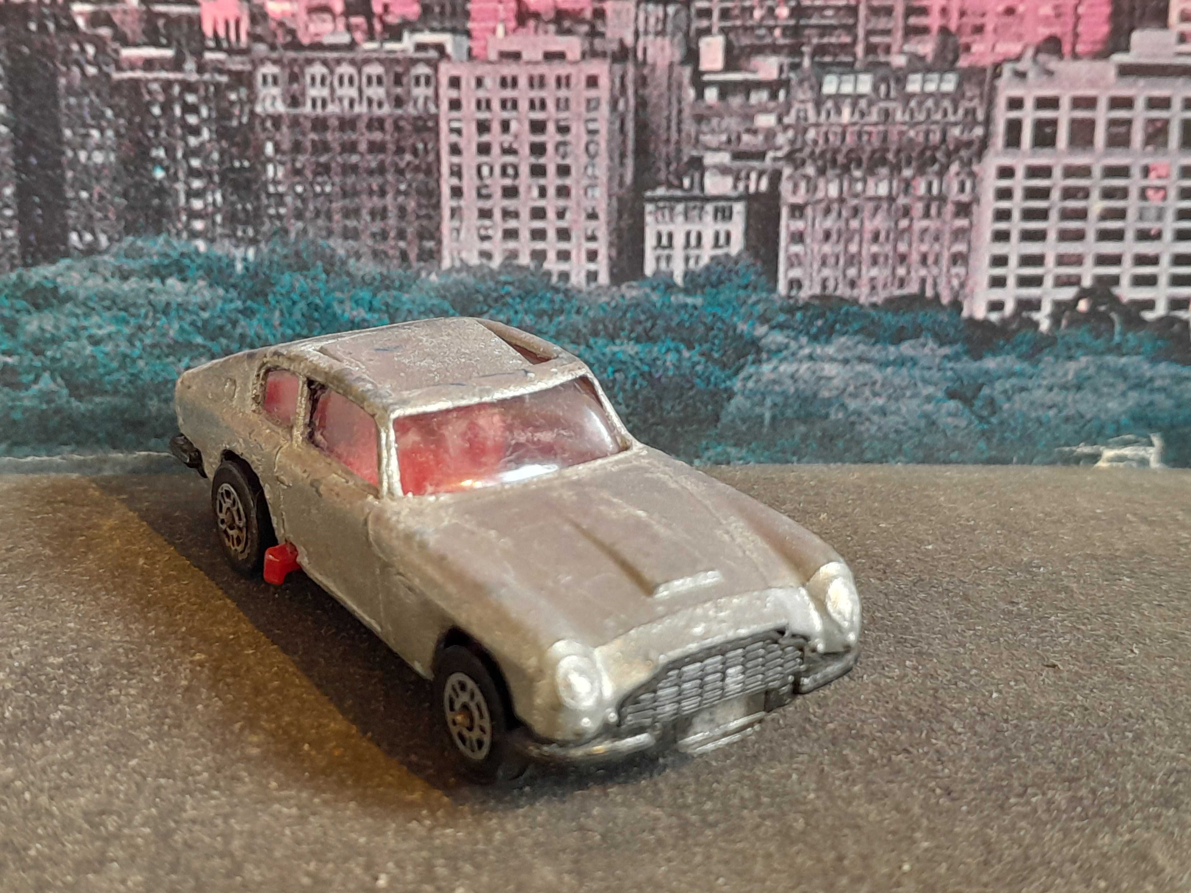 Stary resorak auto Bonda 007 Corgi 1979 Aston Martin DB6 do kolekcji