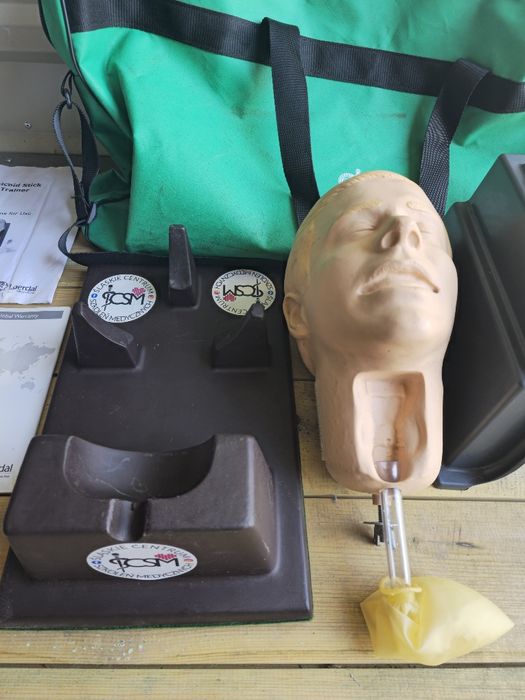 Laerdal Cricoid Stick Simulator trenażer do konikotomi i konikopunkcji