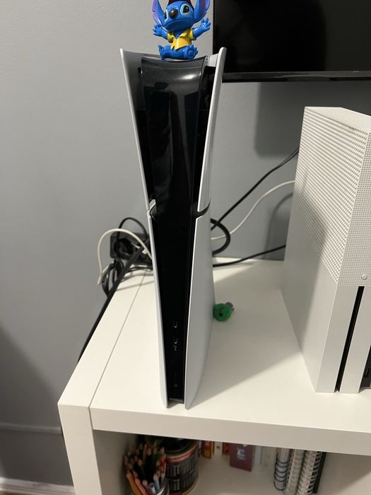 PS5 Digital Slim + 2 DualSense