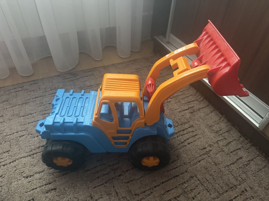 Трактор великий.