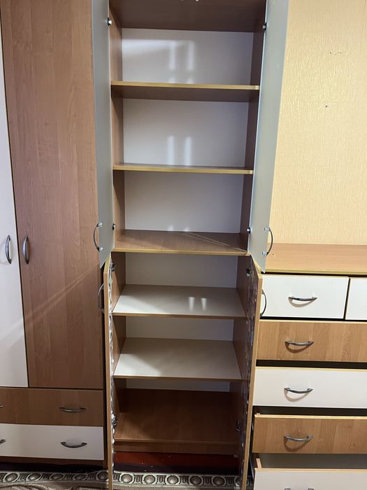 Меблева стінка в кімнату