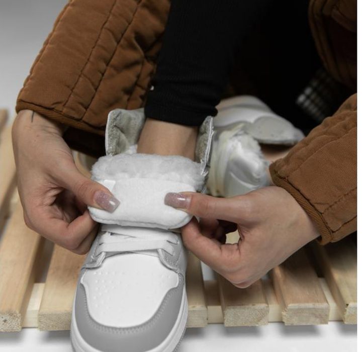 Кросівки жіночі зимові на хутрі, колір біло-сірий