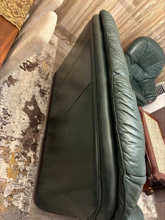 Sofás em pele genuína e mesa apoio