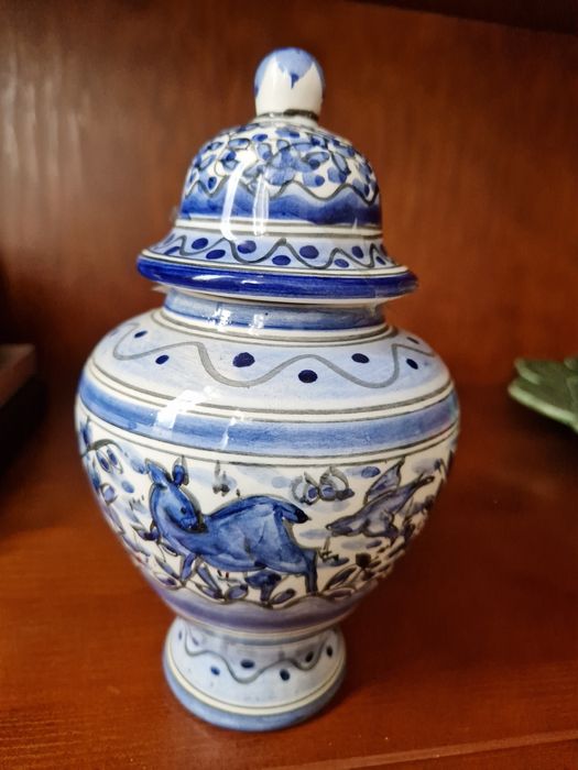 Pote cerâmica azul e branca.pintado à mão.