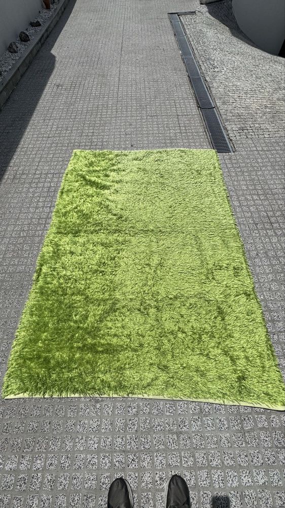 Tapete pelo comprido verde - excelente estado