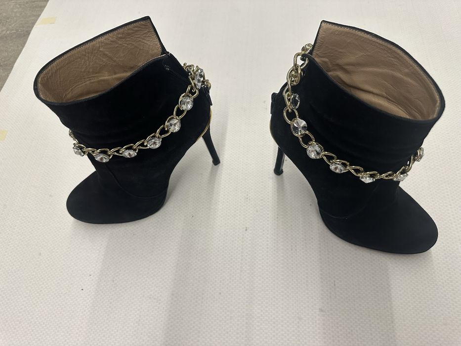 Bota preta em camurça