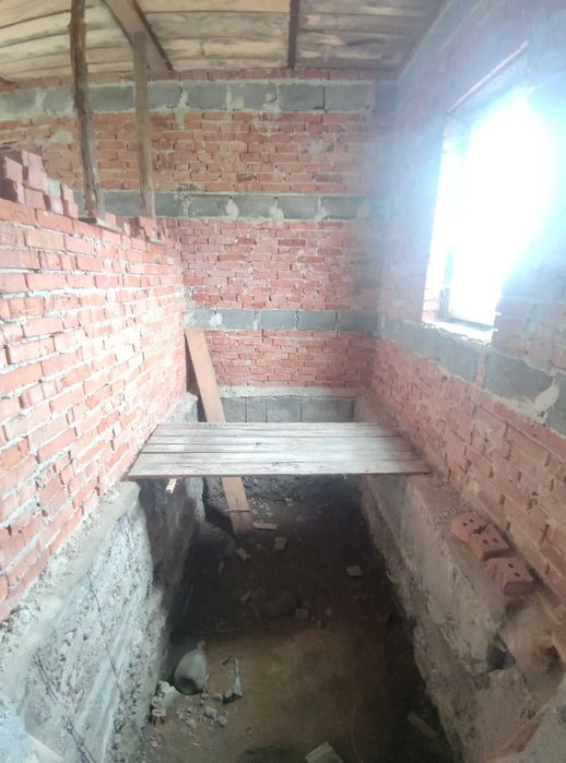 Продається незавершене будівництво  в с .Угільна 20сот.землі!