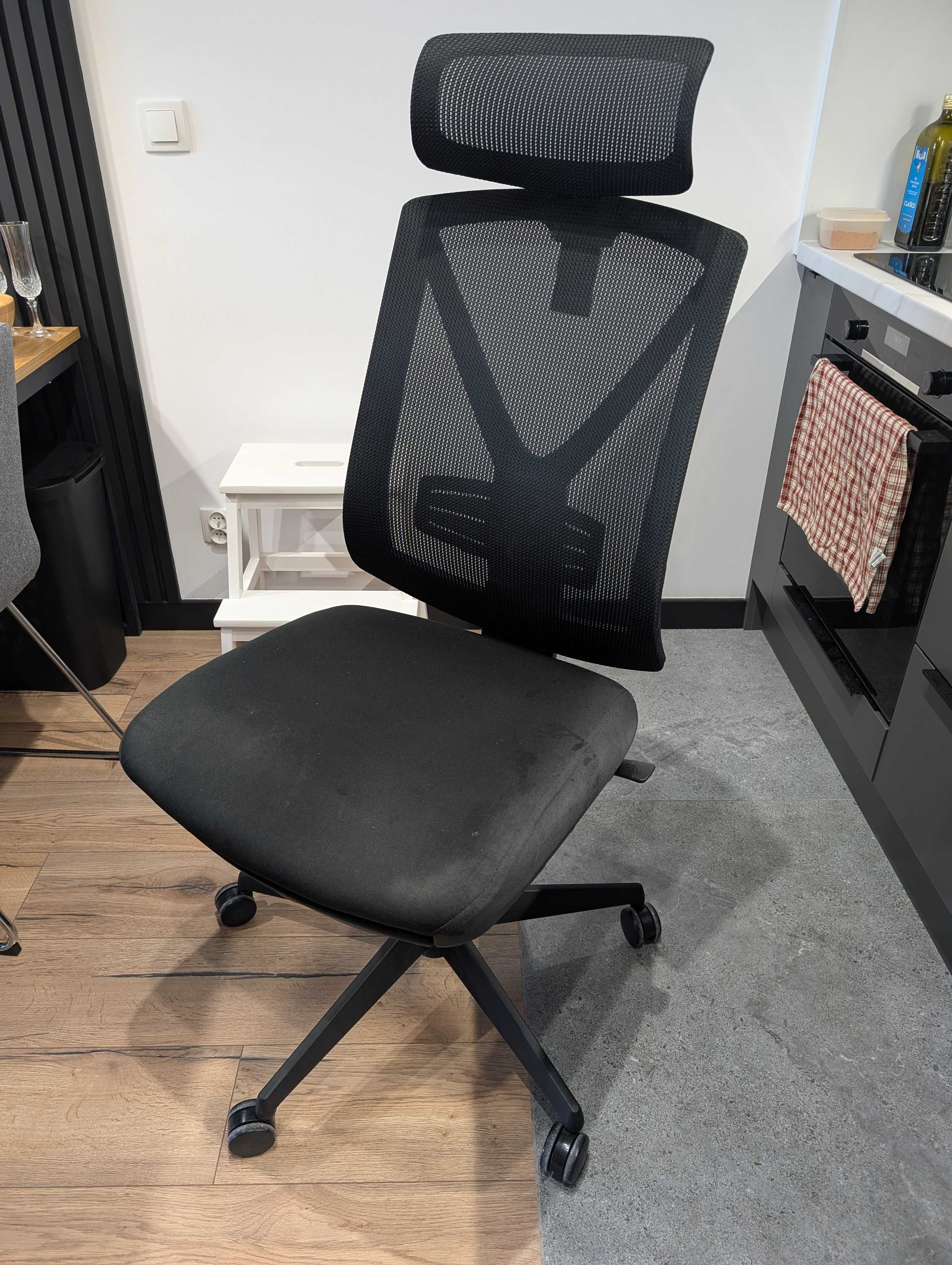 Ergonomiczne krzesło biurowe z zagłówkiem i podnóżkiem