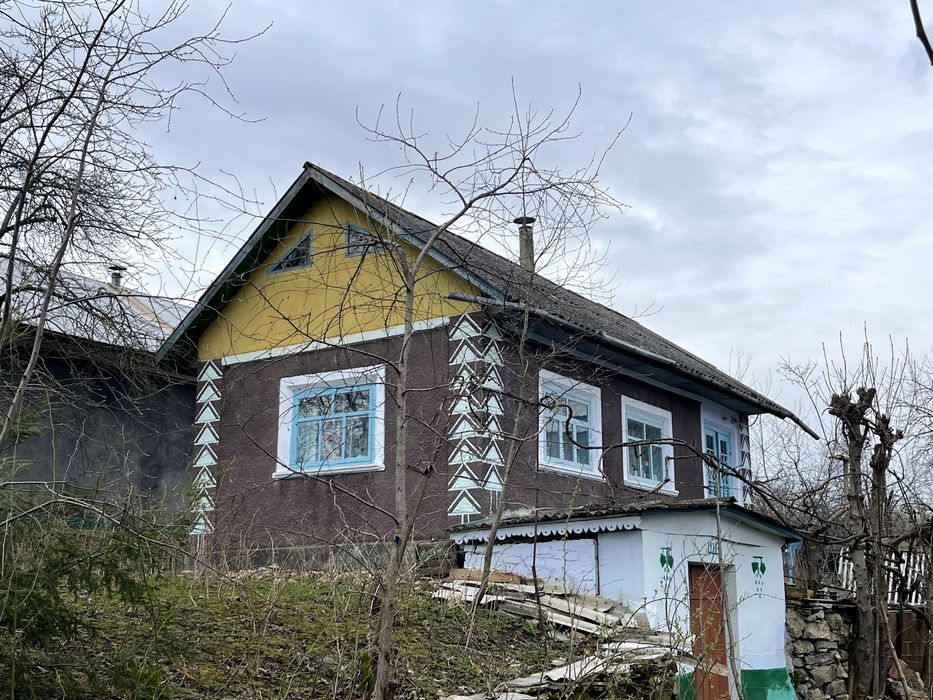 Будинок з господарськими будівлями та земельною ділянкою