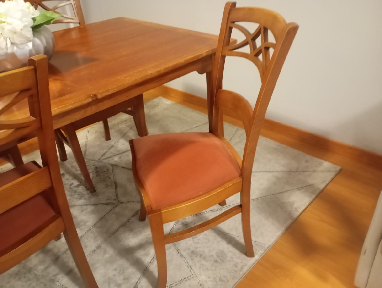 Mesa e cadeiras de sala/jantar em cerejeira
