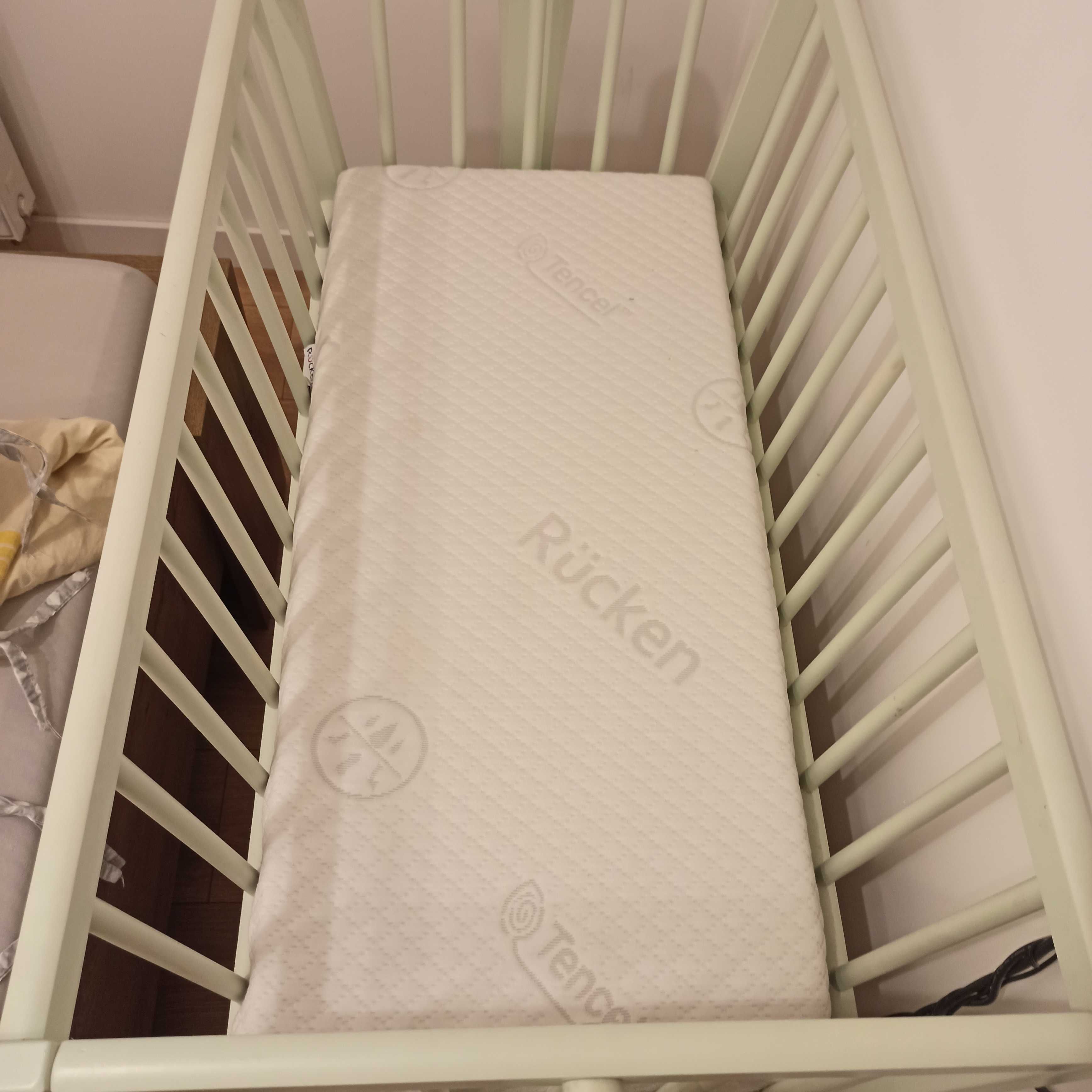 Kołyska/ łóżeczko na kółkach z materacem