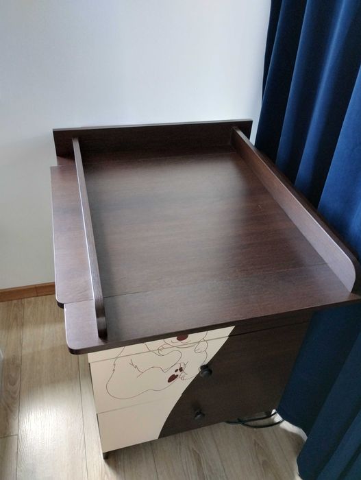 Łóżeczko dziecięce z szufladą i komoda z przewijakiem