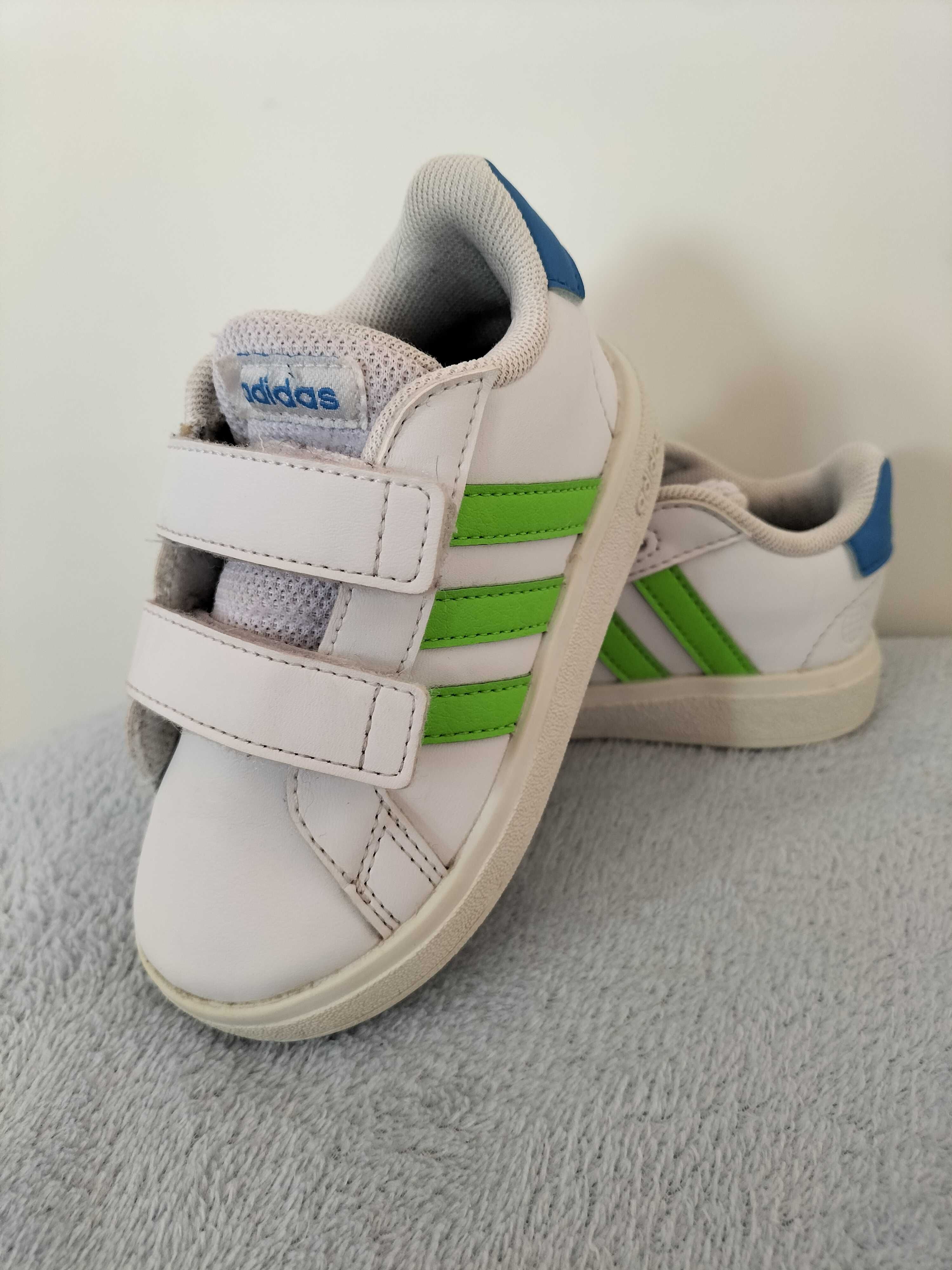 Ténis marca adidas 22