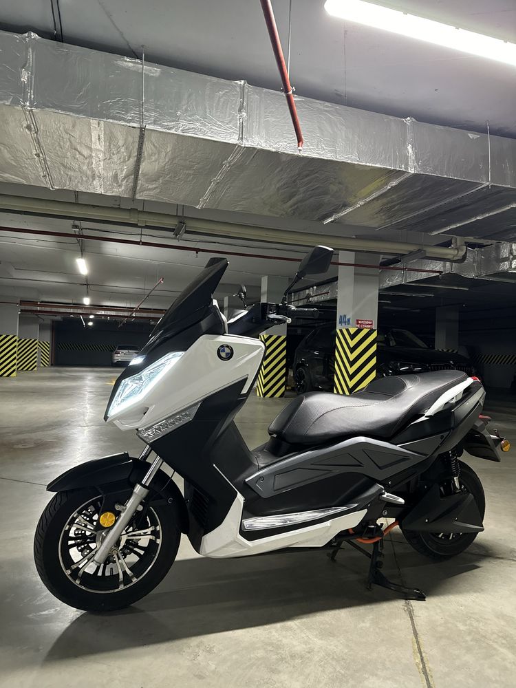 Электромотоцикл  TMAX Like.bike maxi электроскутер