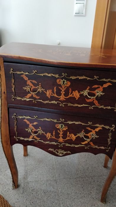 Conjunto de duas peças:  Cómoda e bar Luís XV