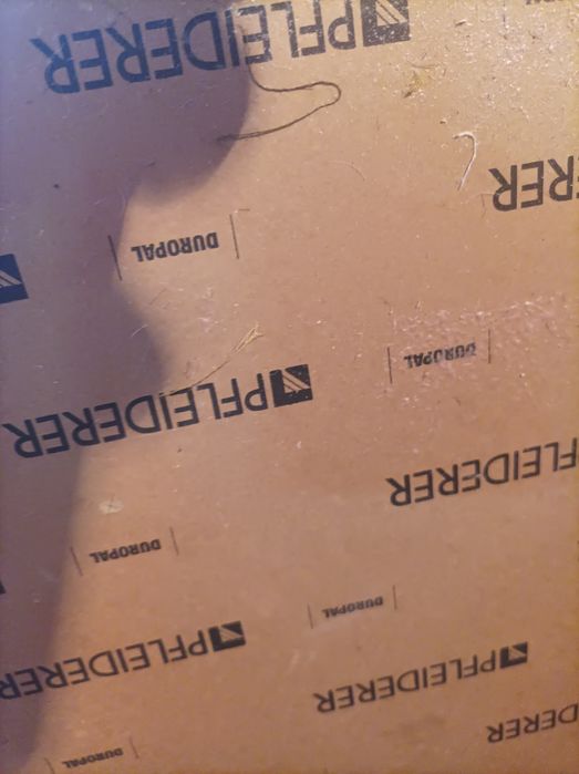 Drewniany blat kuchenny w kolorze białego marmuru