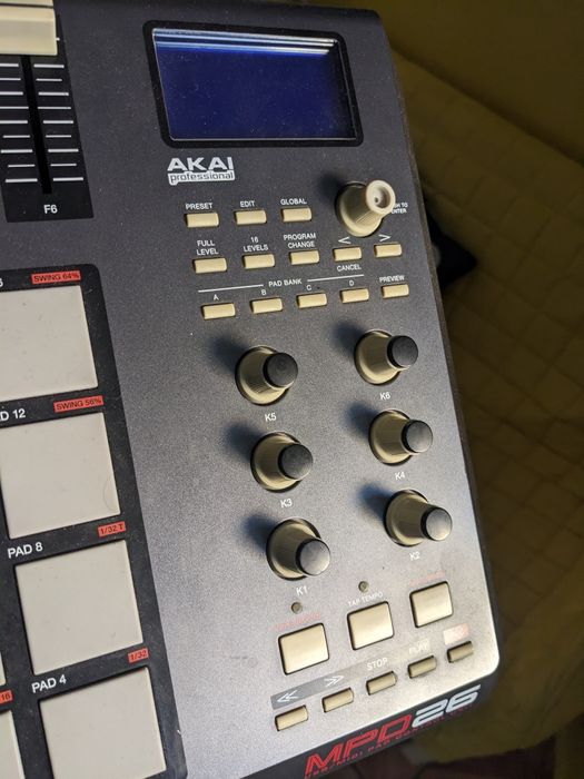Akai MPD 26 драм машина контролер пульт