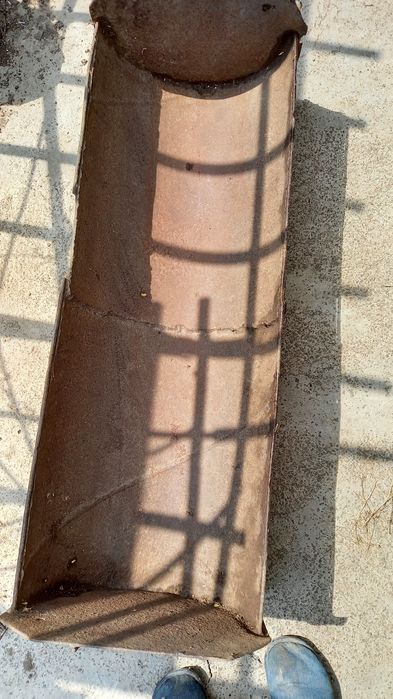 Жолобок ( кормушка) для відгодівлі тварин