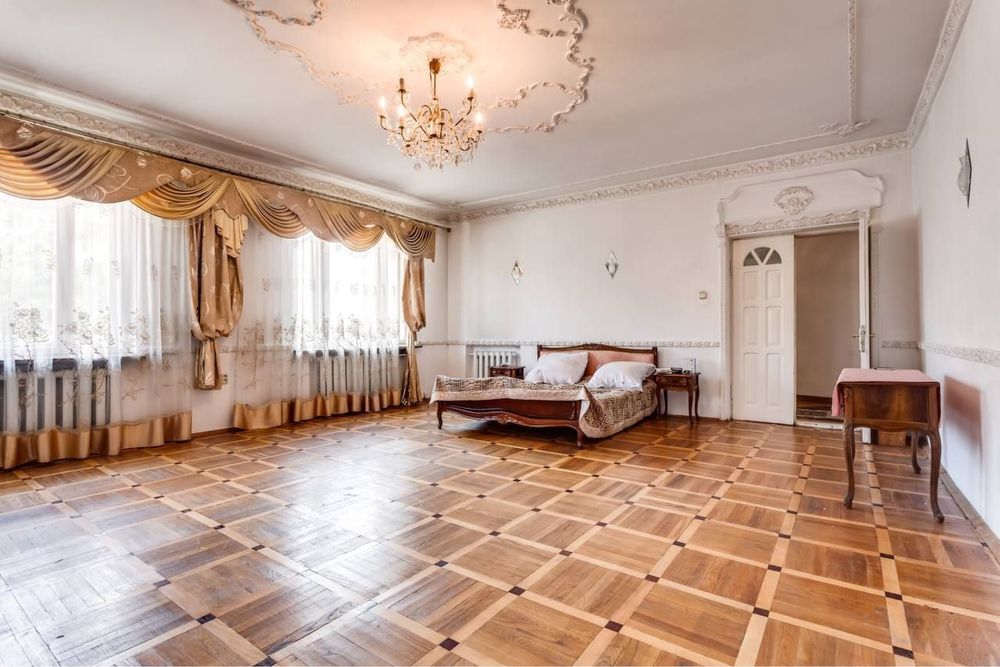 Великий будинок 250м для святкуваня Нового року у Львові