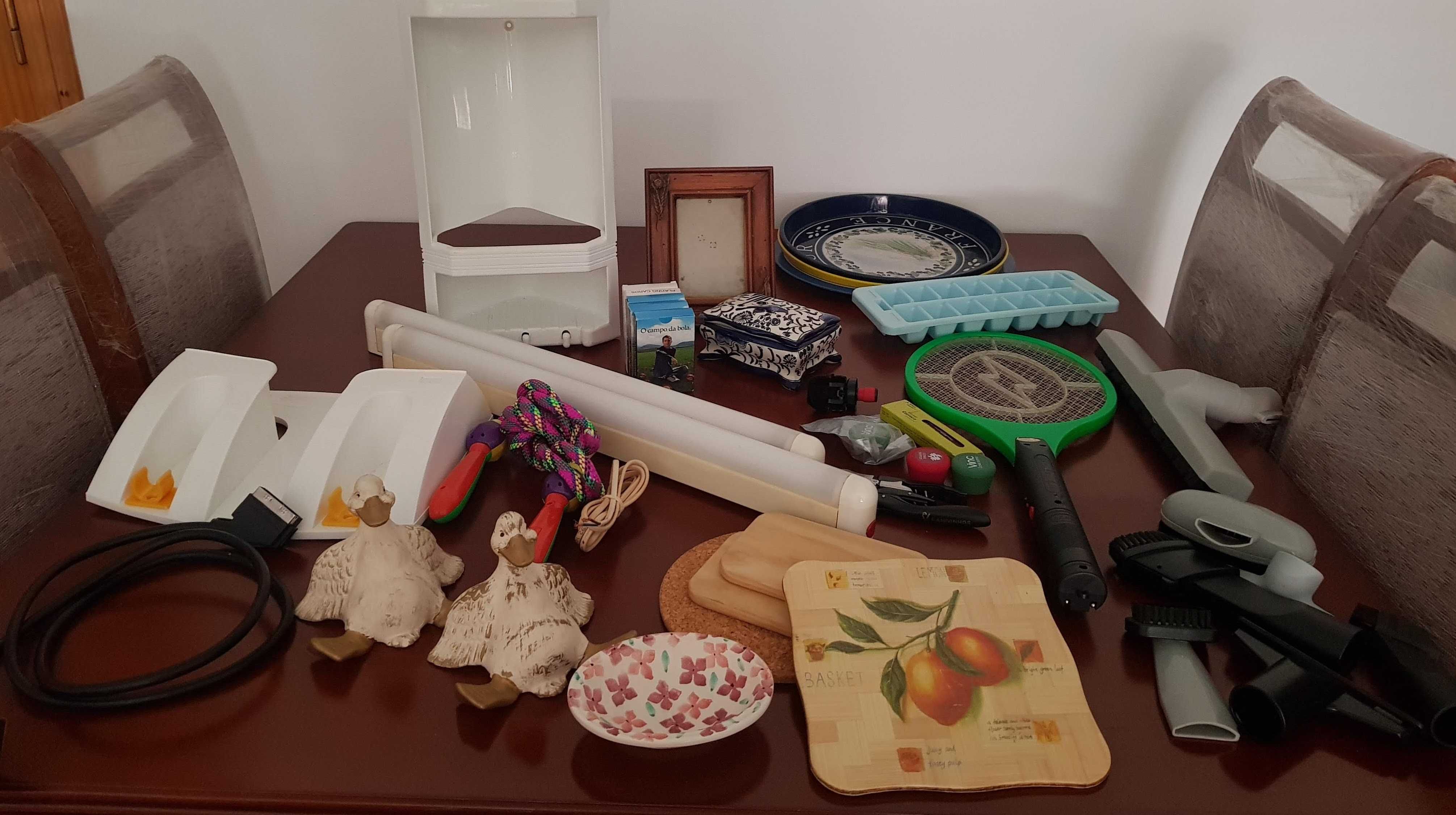 Calhas iluminação para cozinha (2 unidades) 20€ + restantes artigos 5€