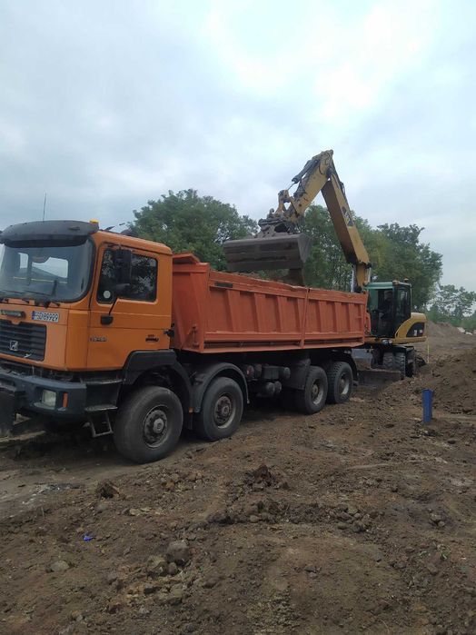 Transport Wywrotką Czteroosiową Naczepą Wanną Wywrotki Usługi Wozidłem