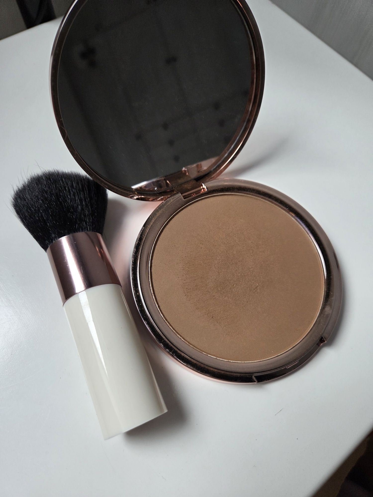 Bronzer Revolution Glow Light + kabuki