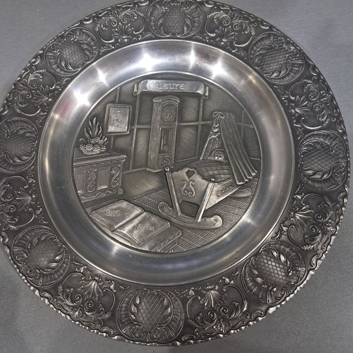 Stary talerz cynowy na ścianę- narodziny dzieckaa