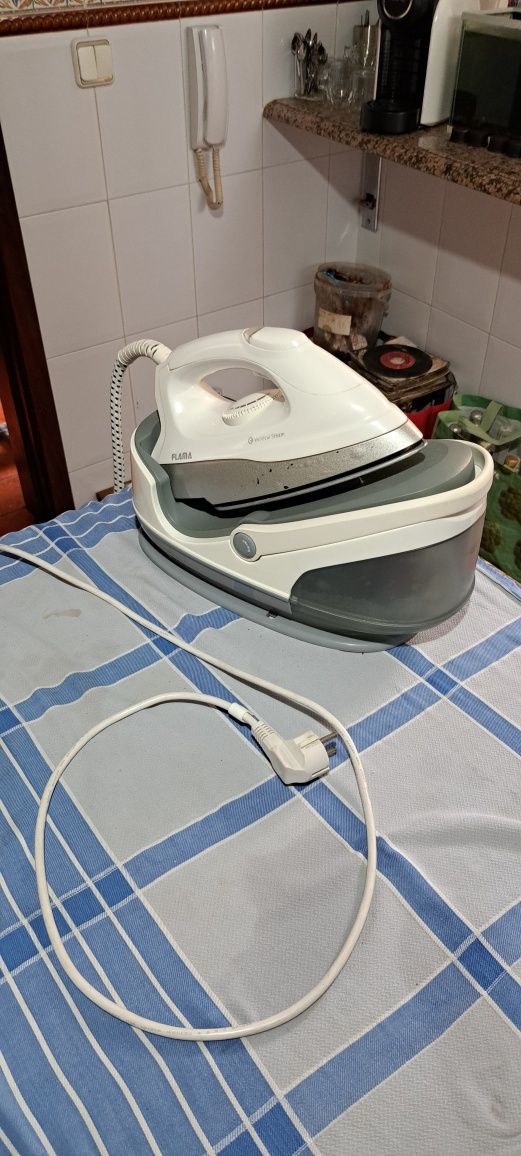 Vendo uma fritadeira é um ferro de engomar