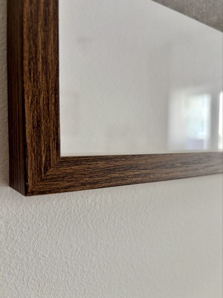 Moldura castanha do Ikea