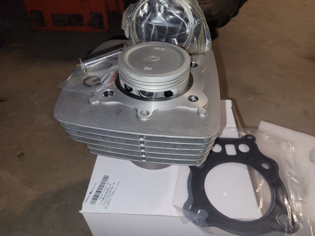 Cześć odes 400 4x4  silnik i inne cylinder tlok
