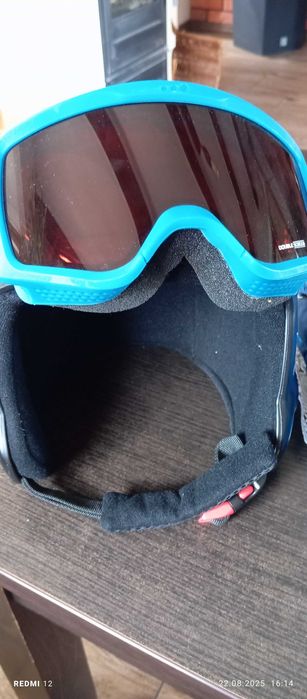 Kask narciarski z goglami i rękawiczki