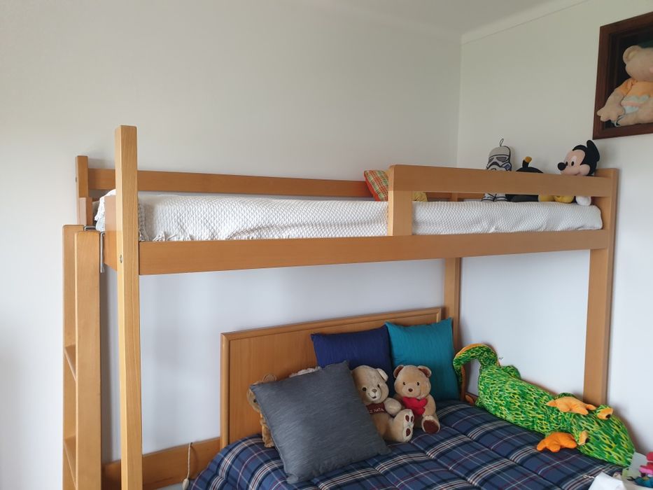 Cama alta tipo beliche