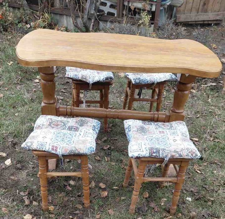 Продам дубовий стіл з табуретками