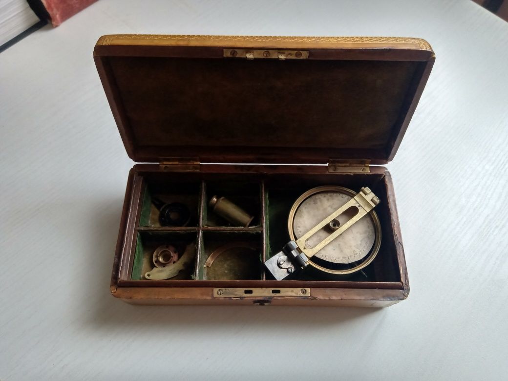 Старинный компас. Прибор для навигации