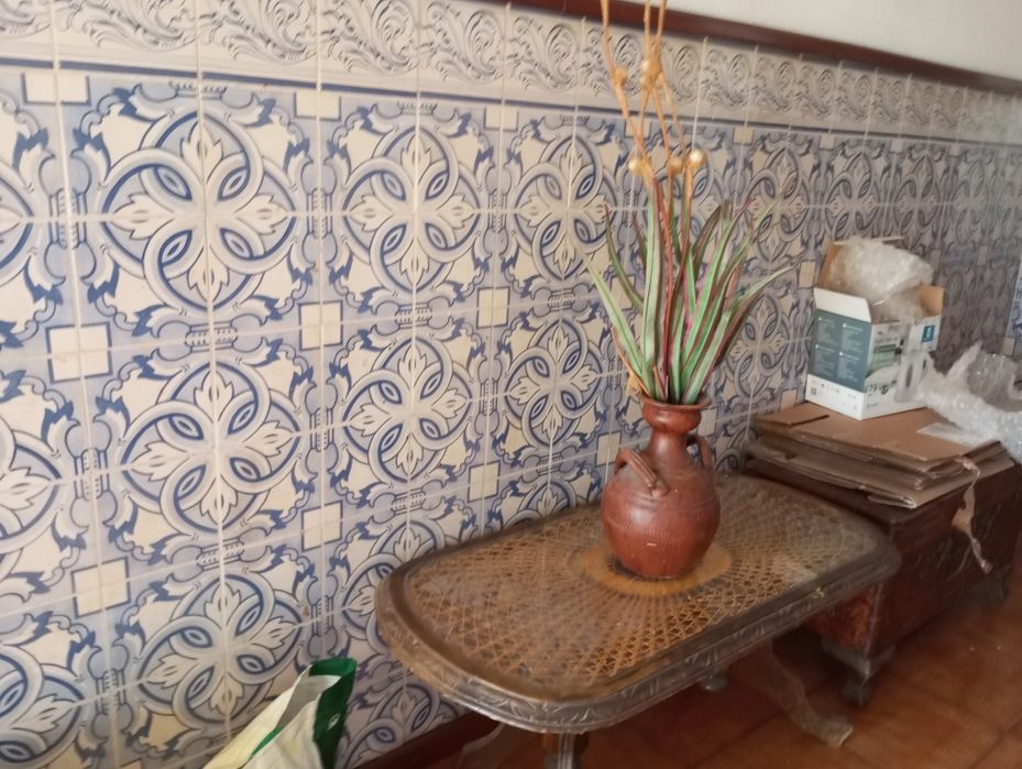 Mesa de sala. Madeira trabalhada vidro .