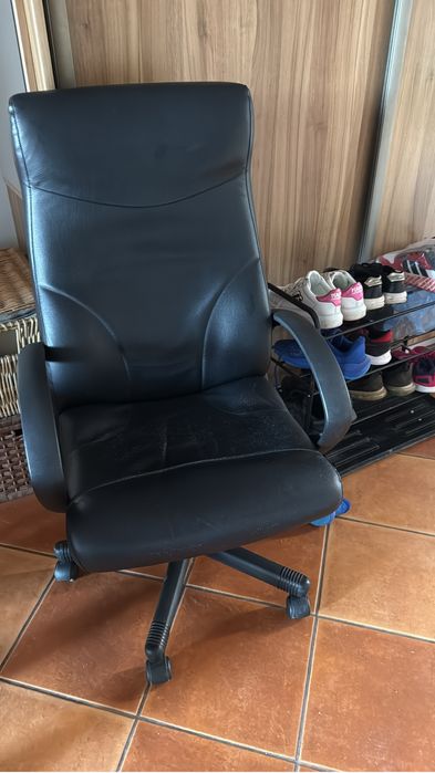 Czarny skórzany fotel