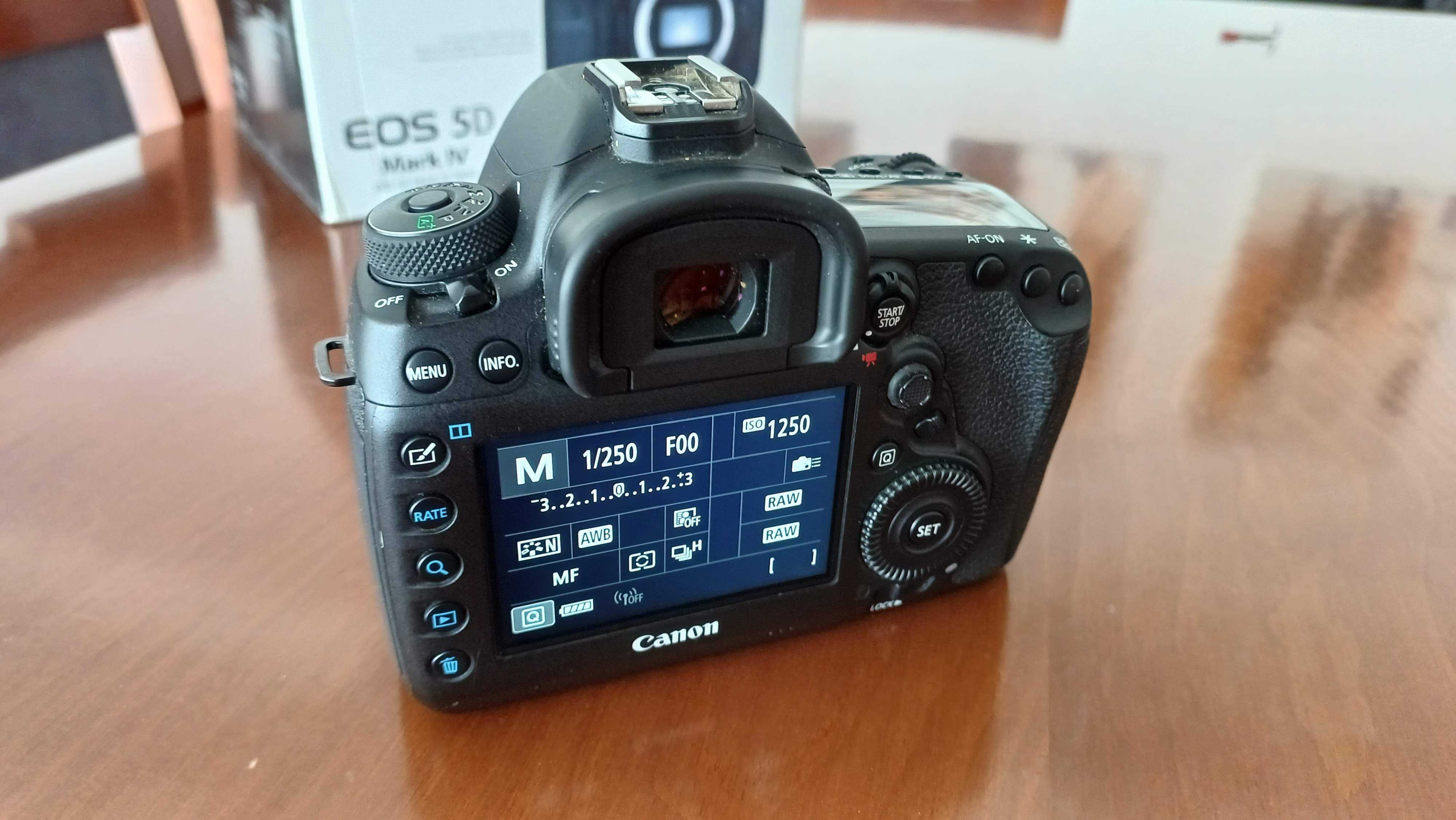 Canon 5D Mark IV + Extras