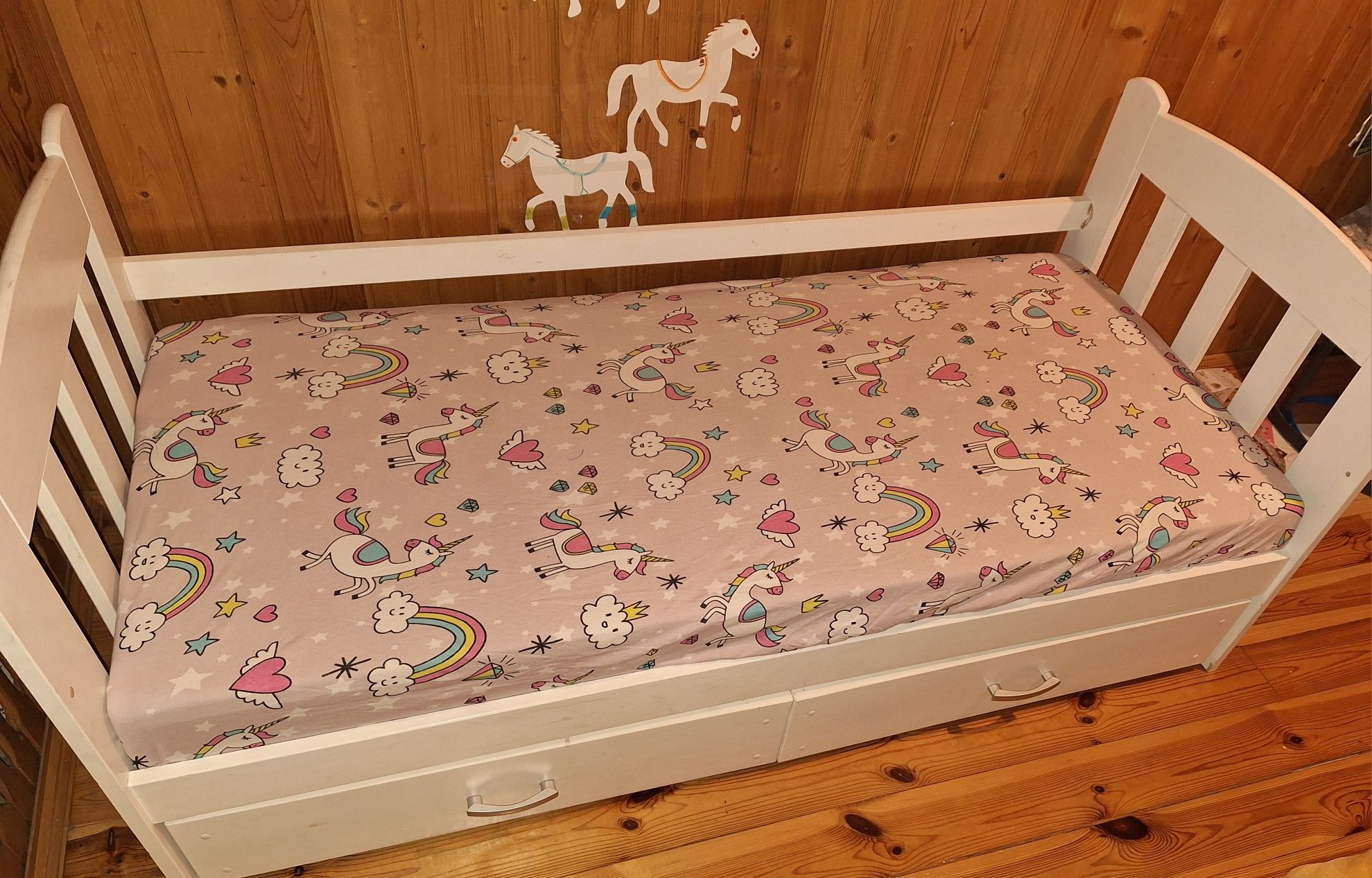 Łóżko drewniane białe z szufladami i materacem