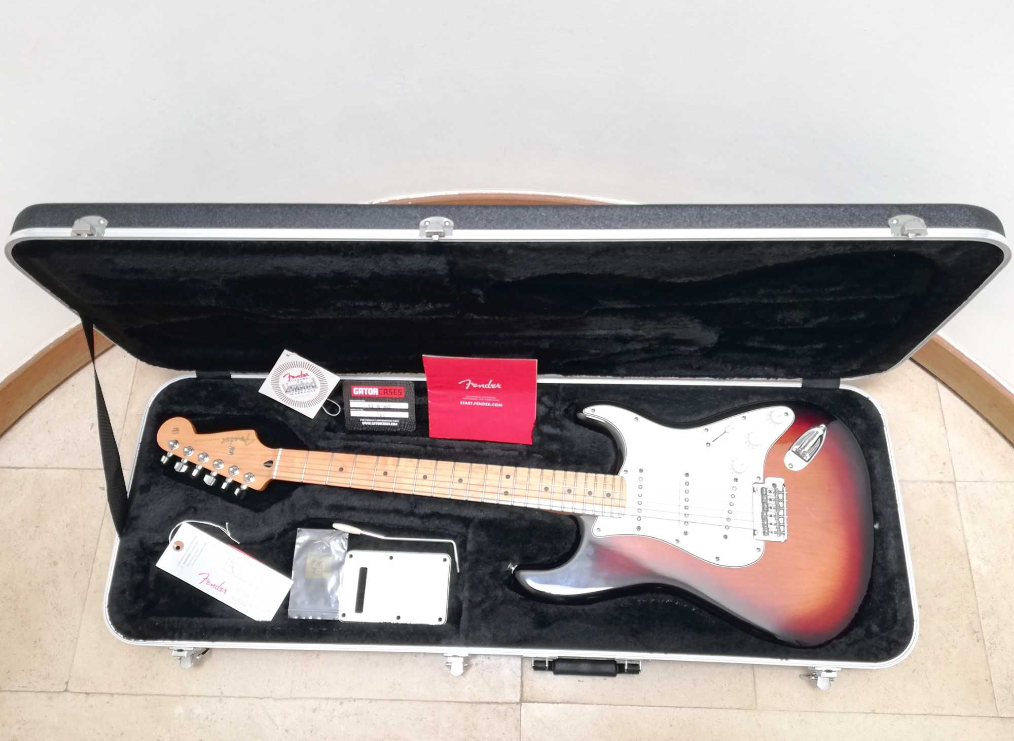 Fender Player Stratocaster MN 3TS + Hardcase Gator
