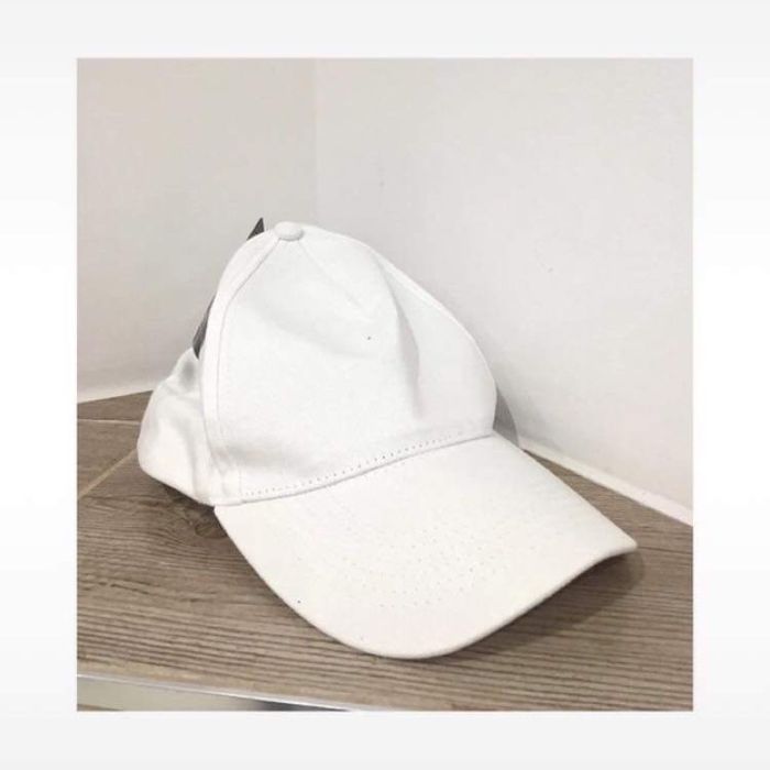 Nowa biała czapka z daszkiem unisex basic