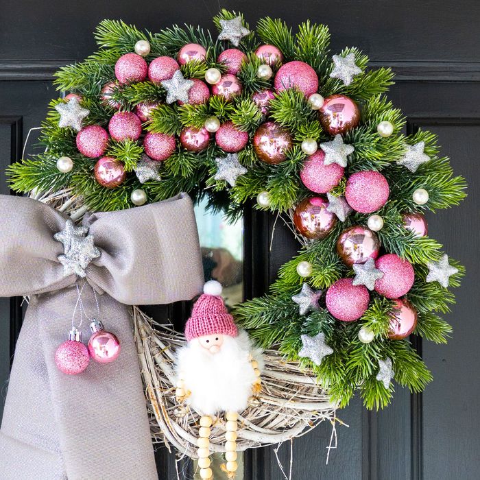 Świąteczny wianek w odcieniach różu i srebra