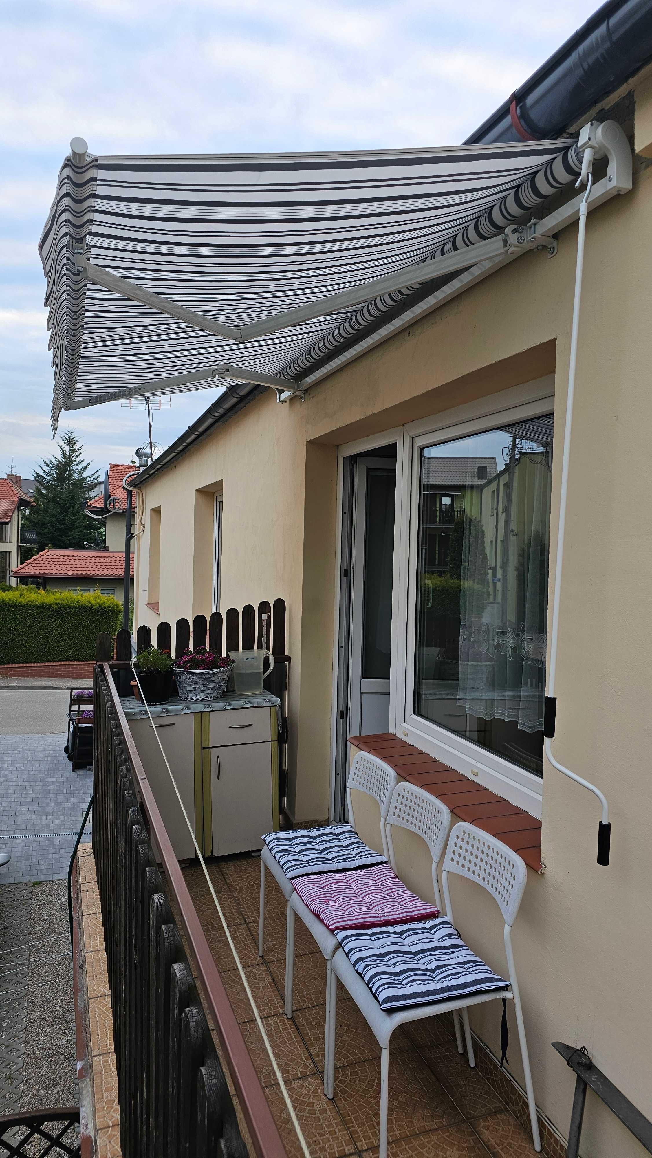 Apartament 3 os. z łazienką, balkonem i stołem biesiadnym z grillem