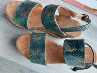 Alma En Pena,projektantka,  piekne sandały na koturnie, turkus, złoty