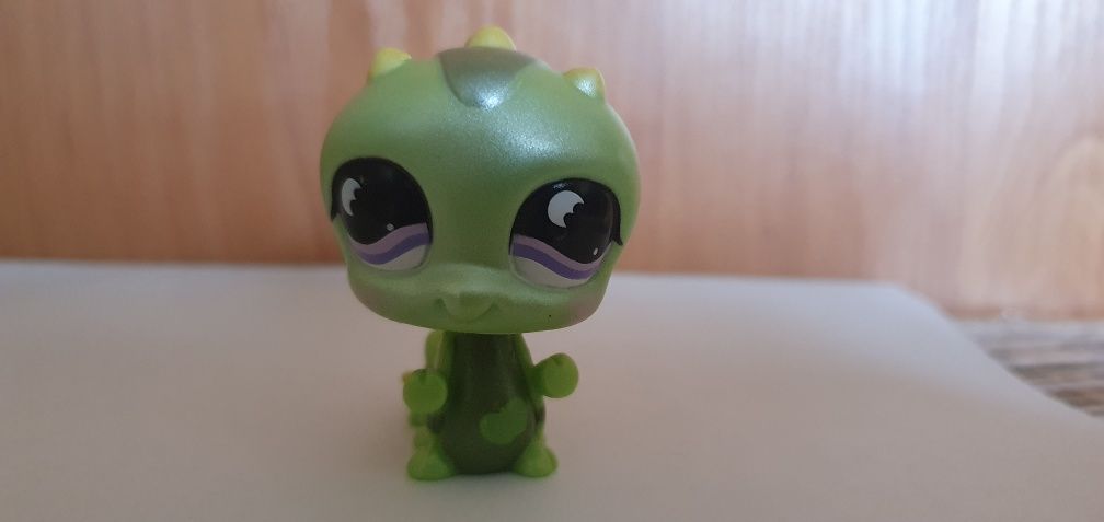 Littlest Pet Shop (LPS) - gąsienica, caterpillar (#829 )