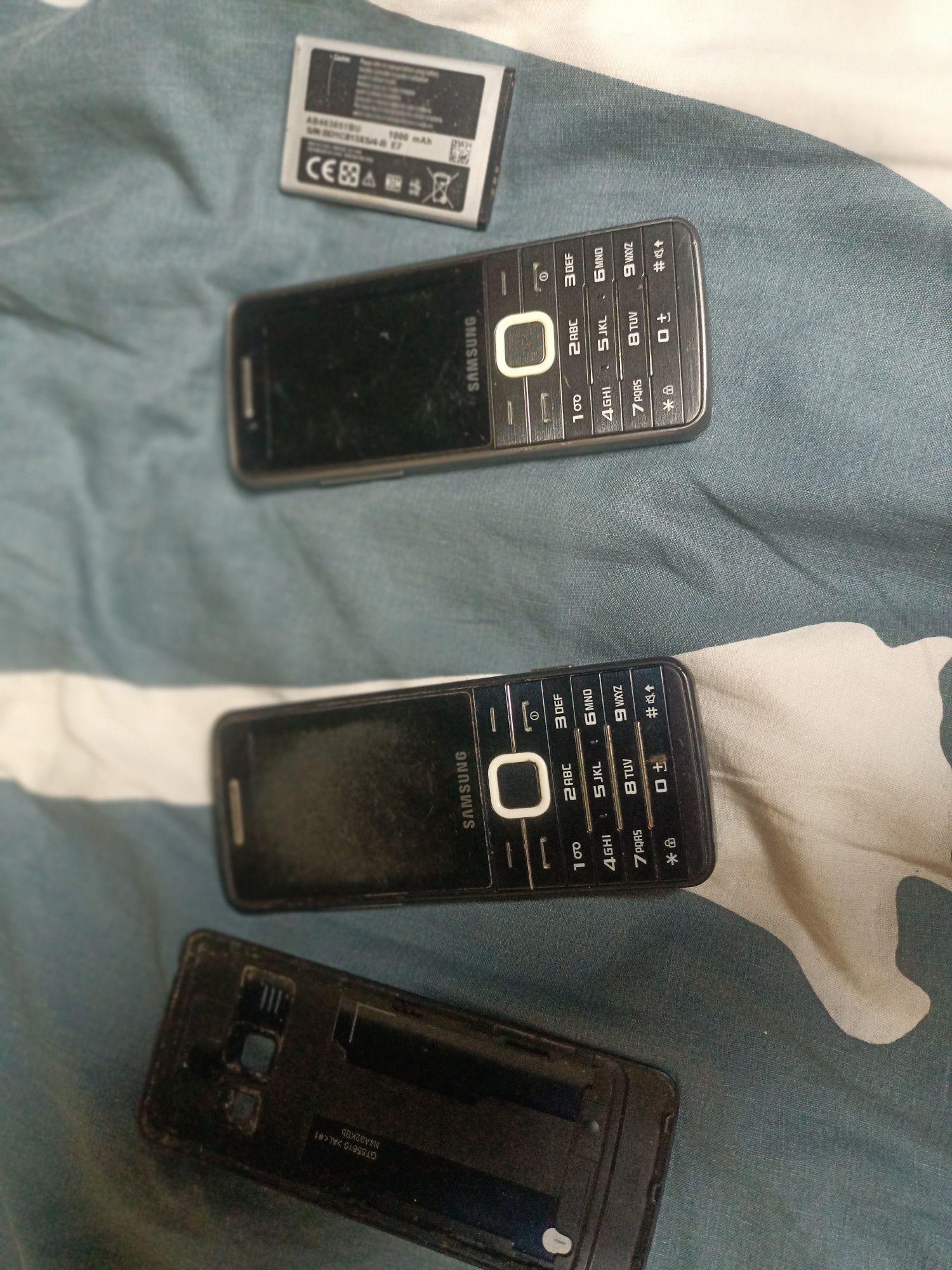 Dwa Telefony komórkowe Samsung GT-S5610 4 MB 128 MB 3G srebrny
