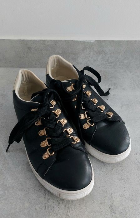 Czarne trampki sneakersy ze złotymi elementami 37