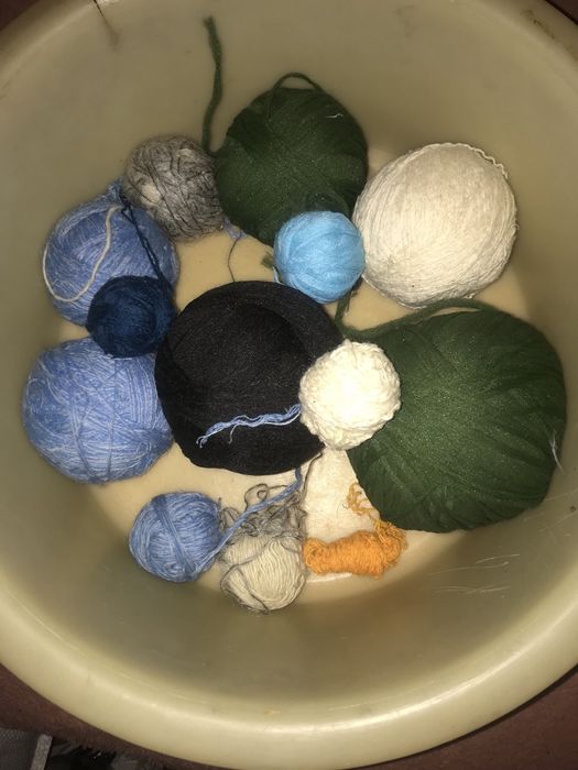 нитки і іграшки.