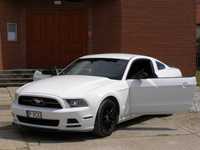 Auto do ślubu biały Mustang