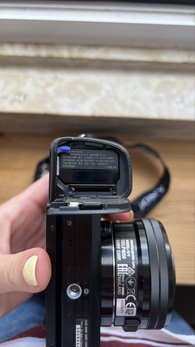 Sony Alpha 6000 - Câmera Mirrorless em Excelente Estado