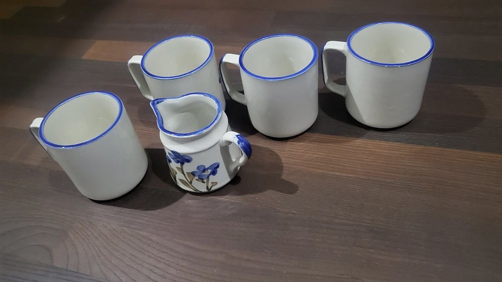 Чашки i молочник